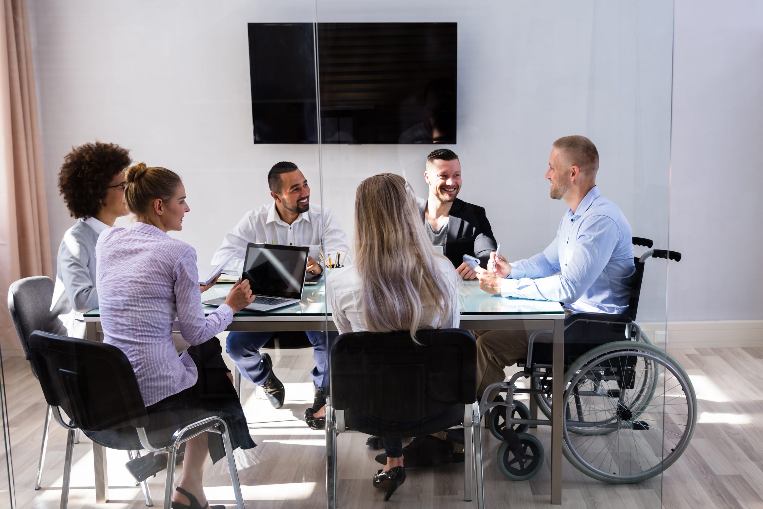 groupe de travail multiculturel avec handicape scaled